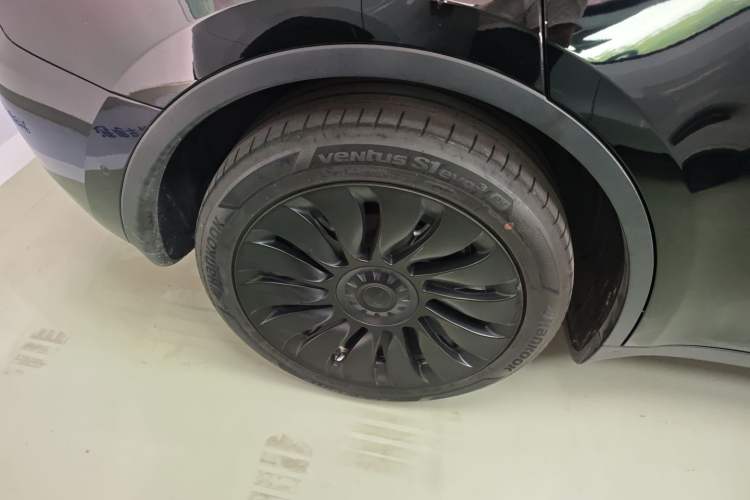 Used Tesla Model Y 2021 Standard Range Rear-Wheel Drive Version Right Rear Wheel Hub