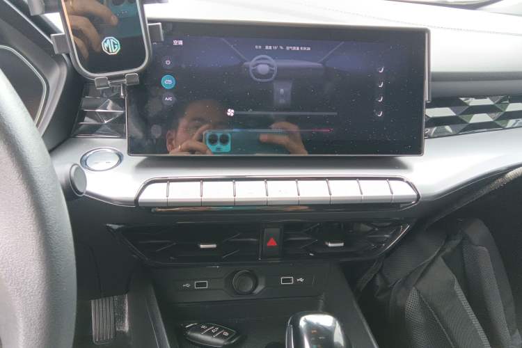 Used MG 5 2022 180 DVVT CVT Youth Luxury Edition
