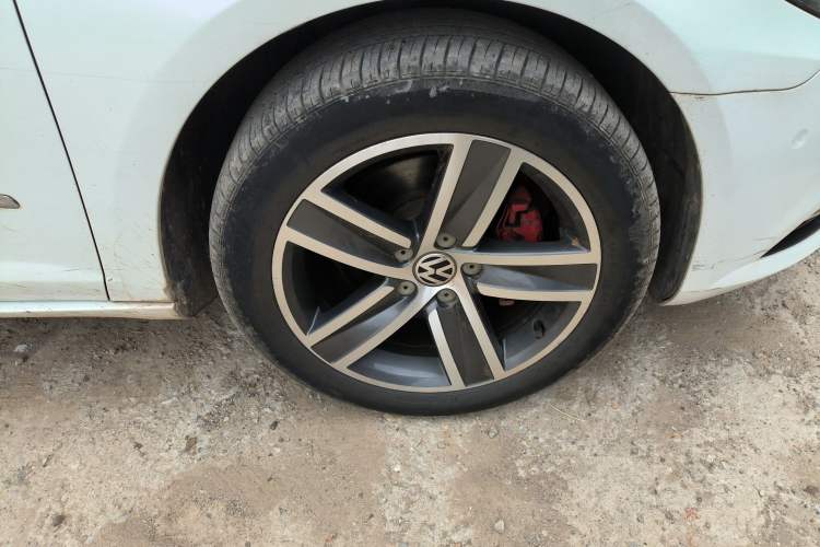 Used Volkswagen FAW-Volkswagen CC 2013 2.0 TSI Luxury Model Right Front Wheel Hub