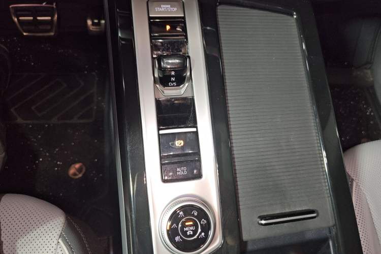 Used Volkswagen Tavendor 2024 380TSI All-Wheel-Drive R-Line Cruise Premium Edition Gear Lever