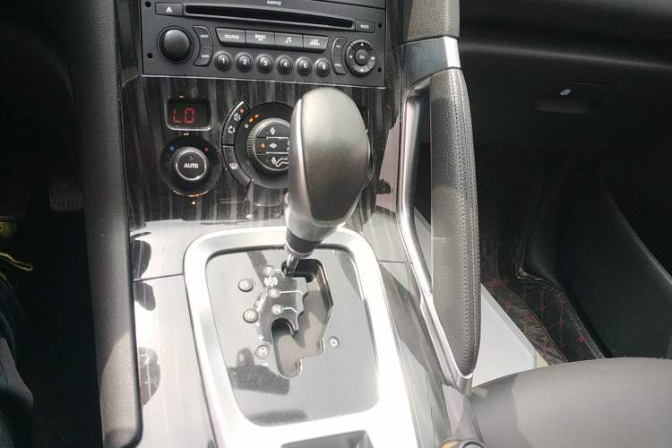 Used Peugeot 3008 2015 2.0L Automatic Trend Edition Gear Lever