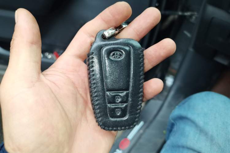 Used Toyota Highlander 2023 2.5L Smart Electric Hybrid Dual-Engine Two-Wheel Drive Elite Version 5 Seats Vehicle Key