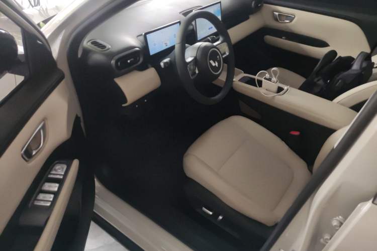 Used Wuling Bingo PLUS 2024 330 km Range Five-Seater Version Driver Seat