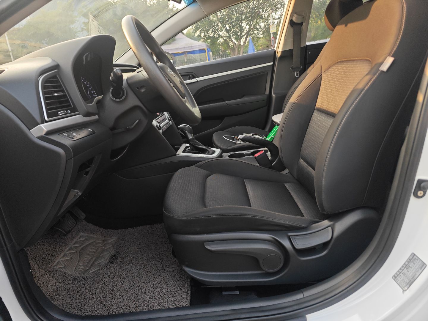 Переднее сиденье в автомобиле