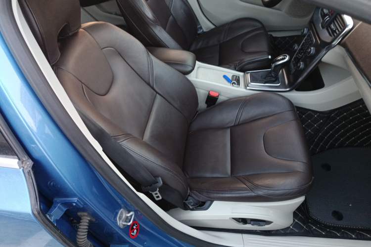 Used Volvo V40 2015 1.6T Zhiya Edition
