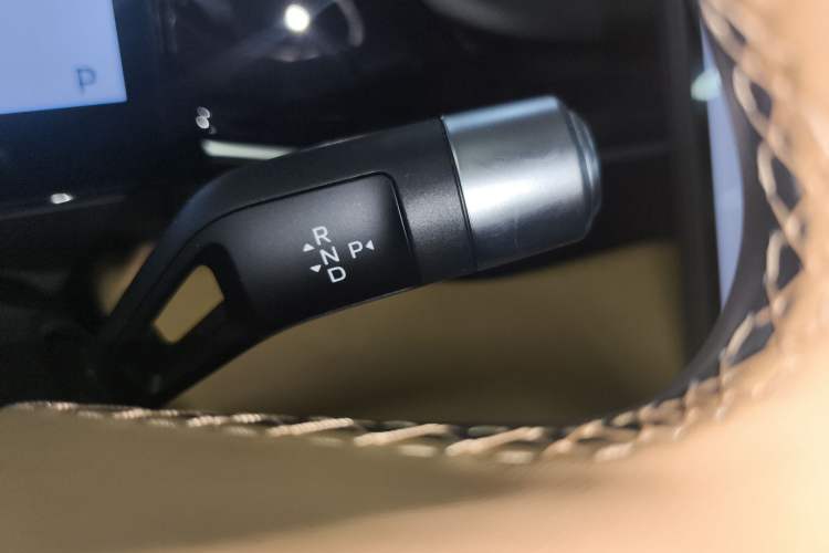 Used Geely Galaxy L6 2023 60km PLUS Gear Lever