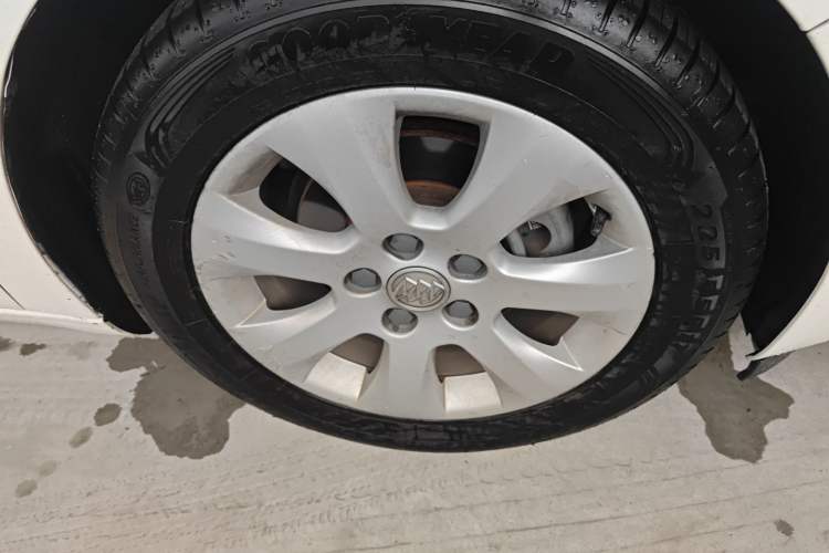 Used Buick Regal 2015 2.0L Elite Fashion Edition Right Front Wheel Hub