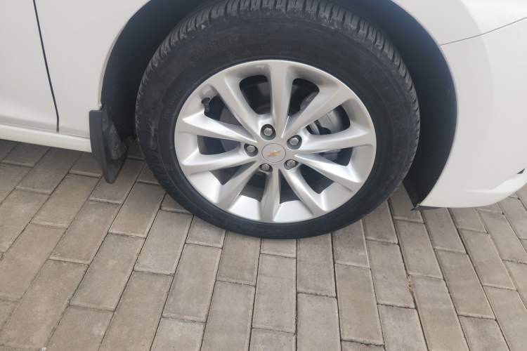 Used Chevrolet Cruze 2018 320 Automatic Pioneer Sunroof Edition Right Front Wheel Hub