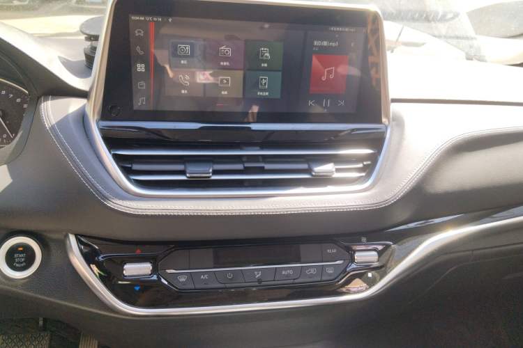 Used SAIC MAXUS G20 2021 Facelifted PLUS 2.0T Gasoline Automatic Luxury Edition Audio And AC Panel