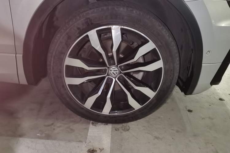 Used Volkswagen Tiguan L 2020 330TSI Automatic Two-Wheel Drive R-Line Flagship Version China VI Standard
