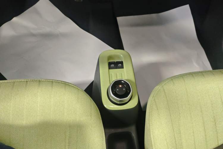 Used Geely Galaxy Panda 2023 Panda Mini 200km Endurance Bear Gear Lever