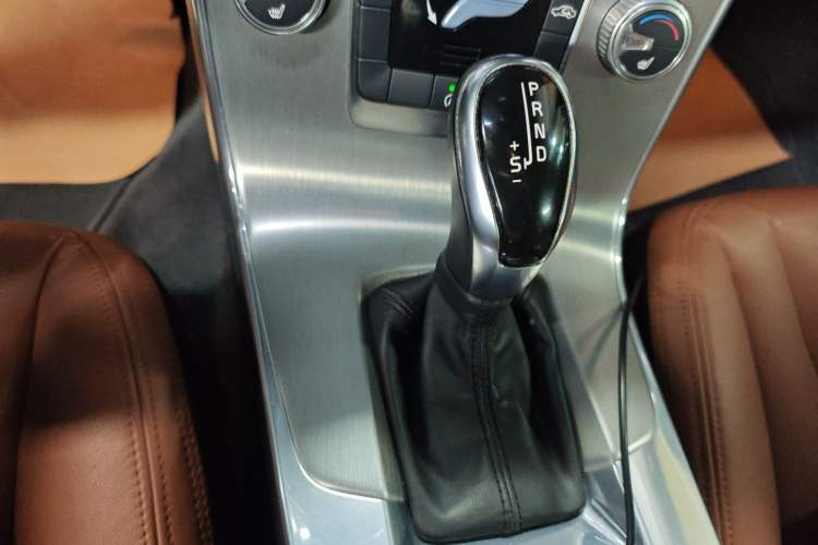 Used Volvo S60 2015 S60L 2.0T Zhiyuan Edition
