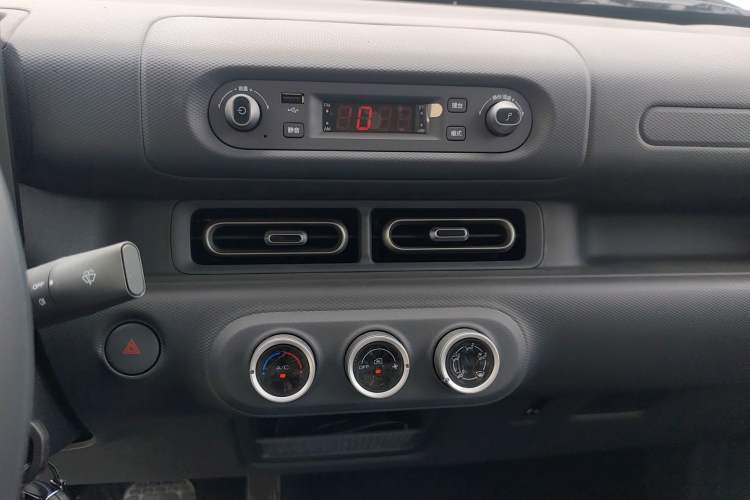 Used Wuling Zhiguang New Energy 2025 Comfort Model Audio And AC Panel