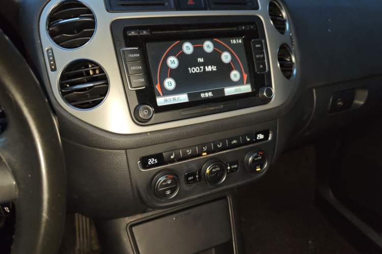 Used Volkswagen Tiguan 2013 1.8 TSI Automatic All-Wheel Drive Luxury Model Audio And AC Panel