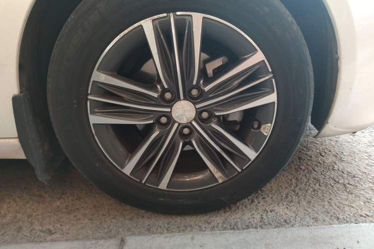 Used Peugeot 308 2018 230THP Automatic Luxury Edition Right Front Wheel Hub