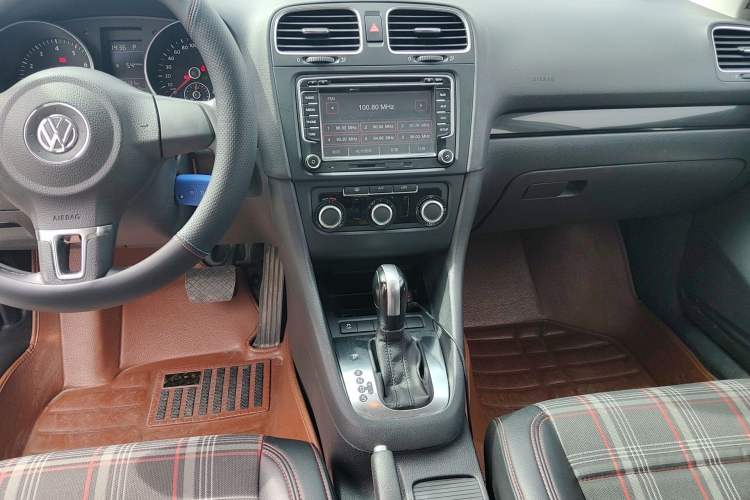 Used Volkswagen Golf 2012 1.6L Automatic Comfort Model Audio And AC Panel