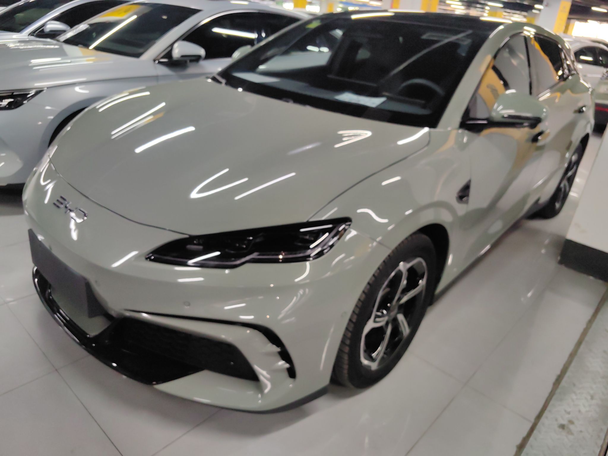 Под передней частью автомобиля