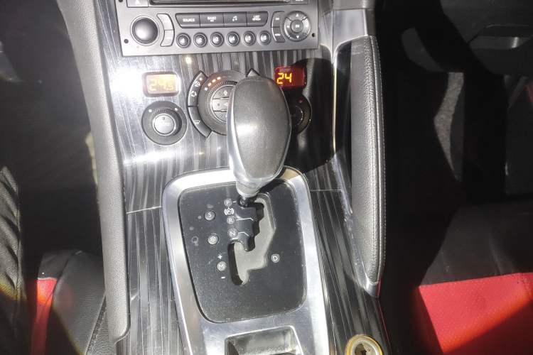 Used Peugeot 3008 2015 1.6THP Automatic Trend Edition Gear Lever