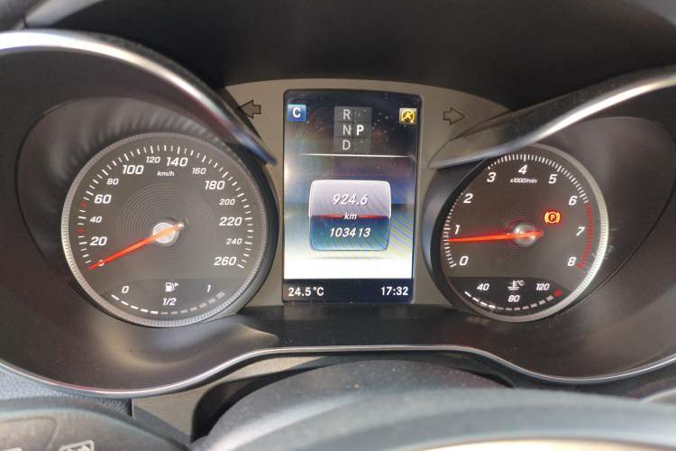 Used Mercedes-Benz GLC 2018 GLC 200 4MATIC Odometer Close Up