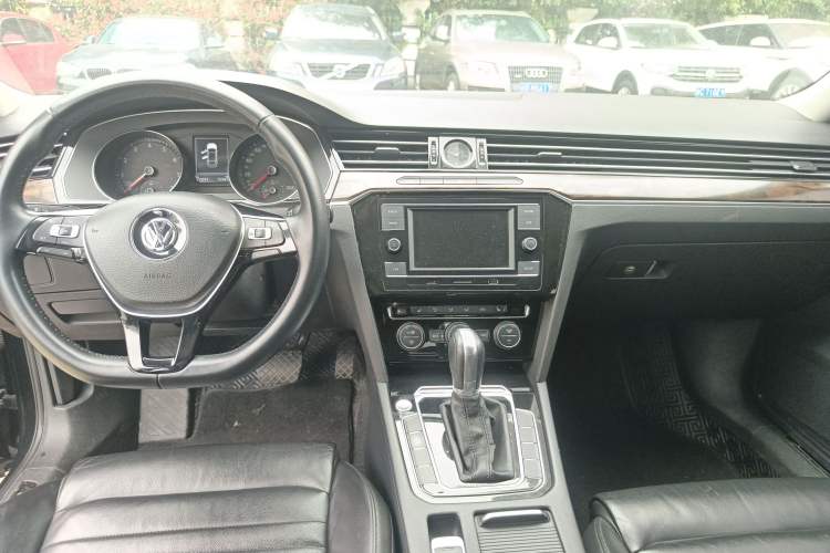 Used Volkswagen Magotan 2018 Facelift 330TSI DSG Luxury Model Audio And AC Panel