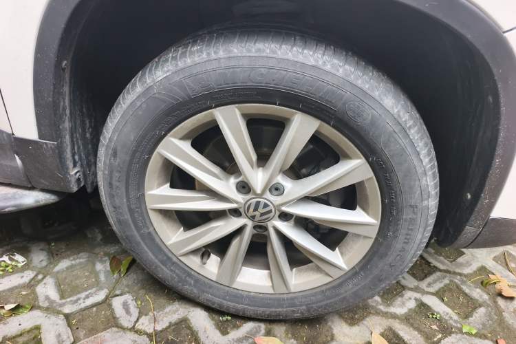 Used Volkswagen Tiguan 2017 300TSI Automatic Two-Wheel Drive Silk Road Comfort Edition Right Front Wheel Hub