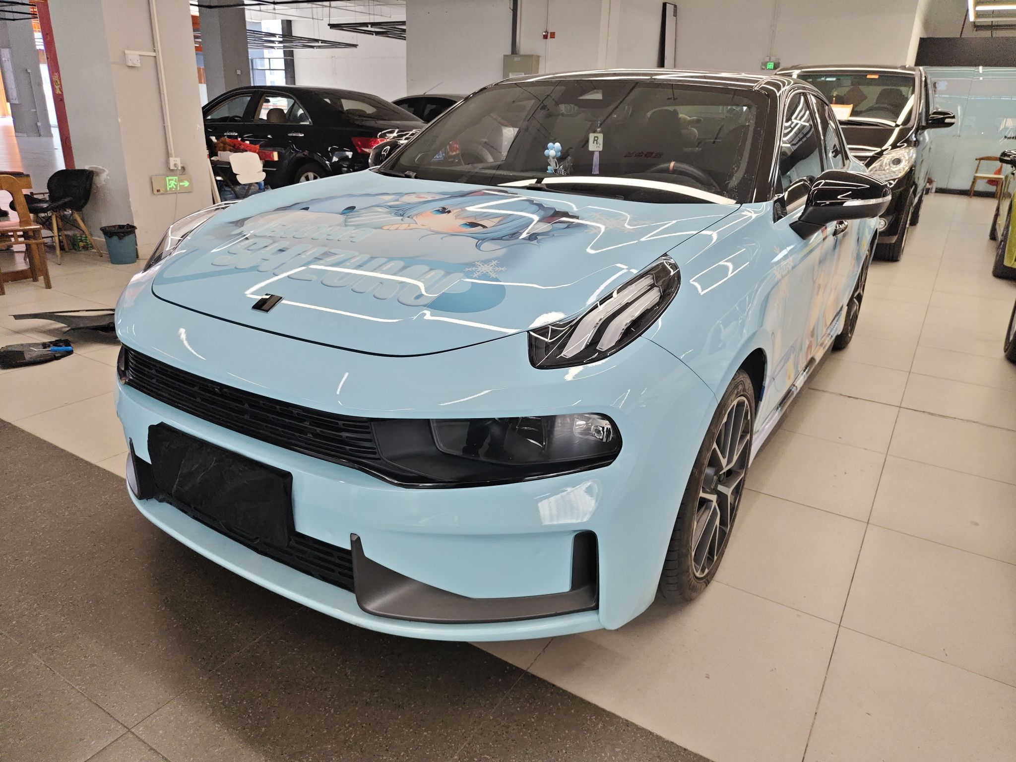 Под передней частью автомобиля