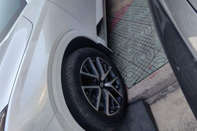 Used GAC Trumpchi GS8 2022 Dual-Engine Series 2.0TM Two-Wheel Drive Prestige Edition (7 Seats) Left Front Wheel Hub