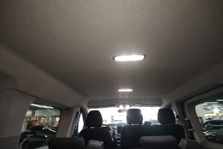 Used SAIC MAXUS Xintu V70 2023 2.0T Elite Edition Automatic Short Wheelbase Low Roof – 5/6 Seats