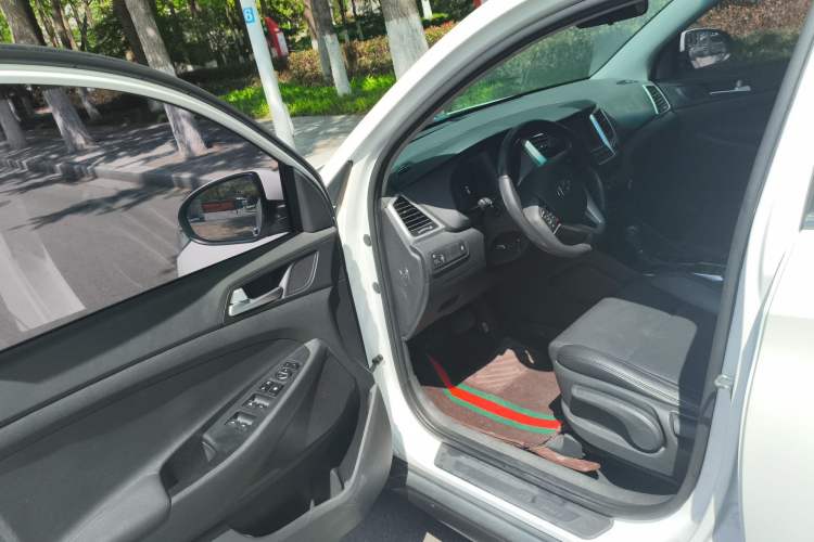 Used Hyundai Tucson 2015 1.6T Dual-Clutch Two-Wheel-Drive Smart Model Driver Seat