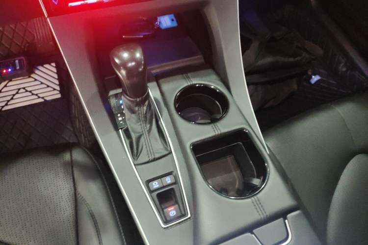 Used Toyota Avalon 2019 2.0L Luxury Edition China VI Standard Gear Lever