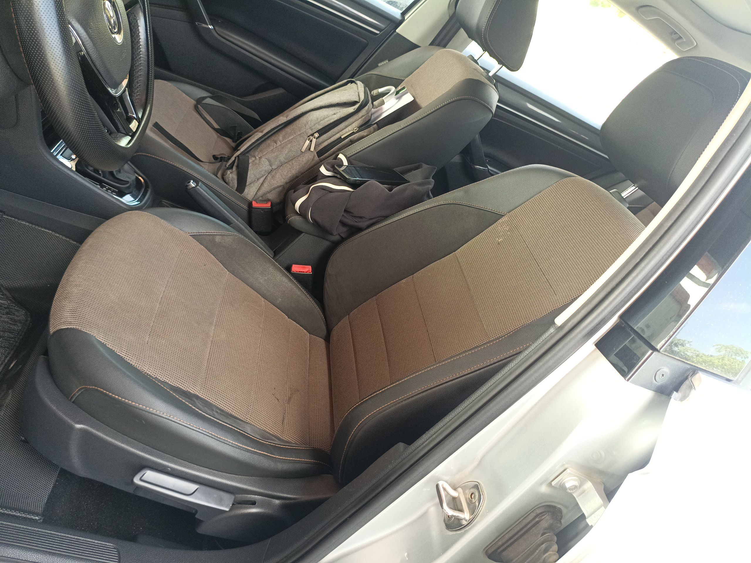 المقاعد الأمامية داخل السيارة