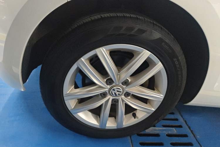 Used Volkswagen Golf 2018 230TSI Automatic Comfort Model Right Rear Wheel Hub