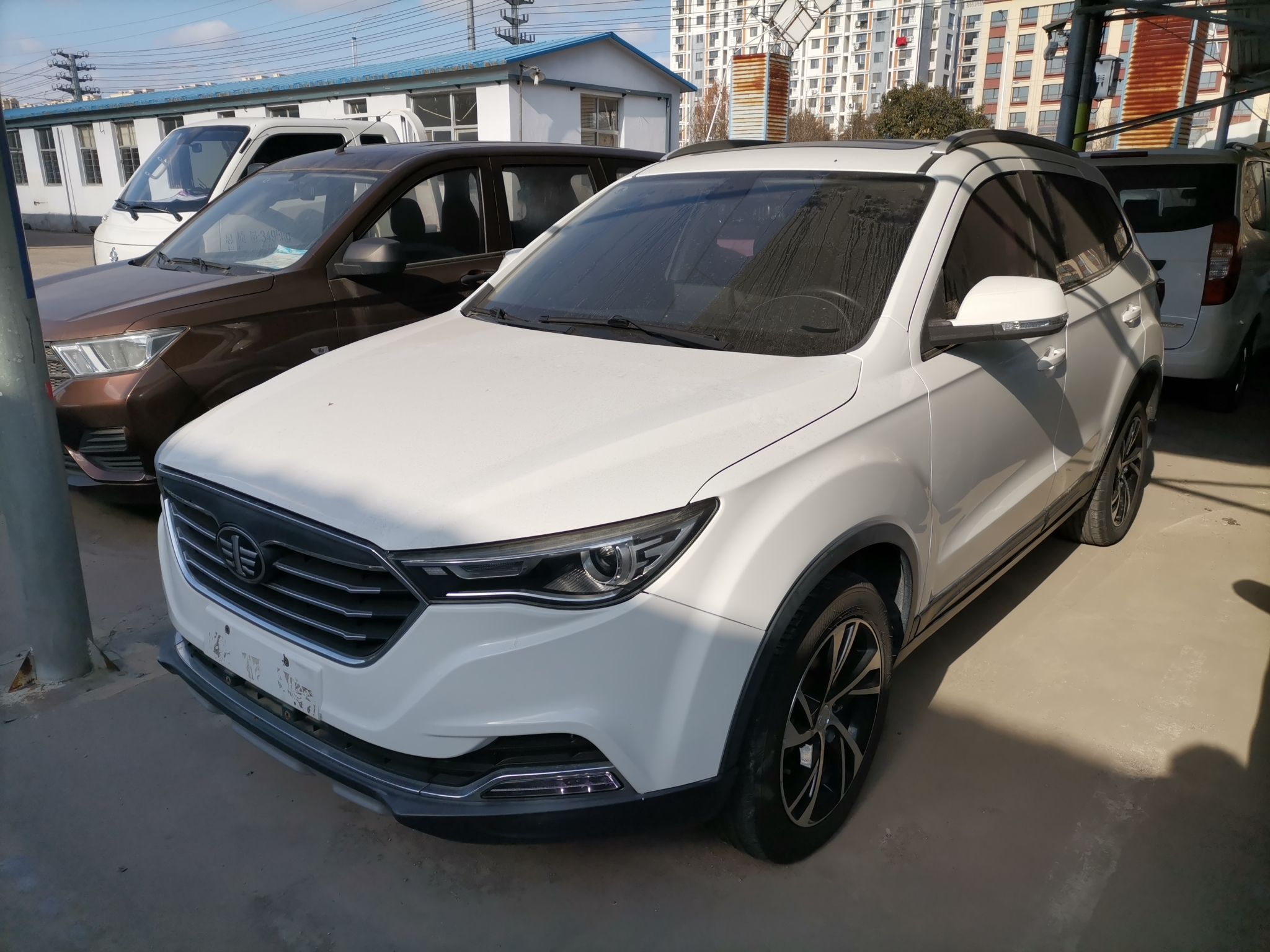 تحت مقدمة السيارة