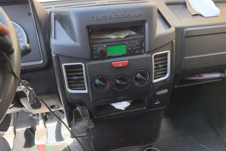 Used Iveco Daily 2021 2.5T A35 M1 Passenger Van 5-9 Seater Short Wheelbase Low Roof Dual Tires Manual Doors Audio And AC Panel