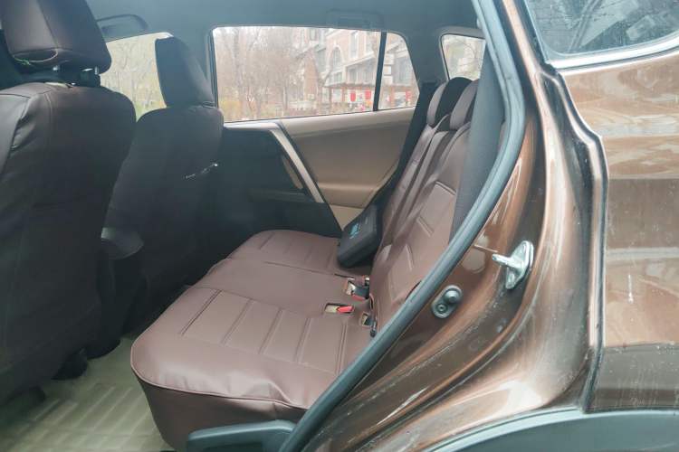 Used Toyota RAV4 2013 2.0L CVT Two-Wheel Drive Urban Edition Interior 4