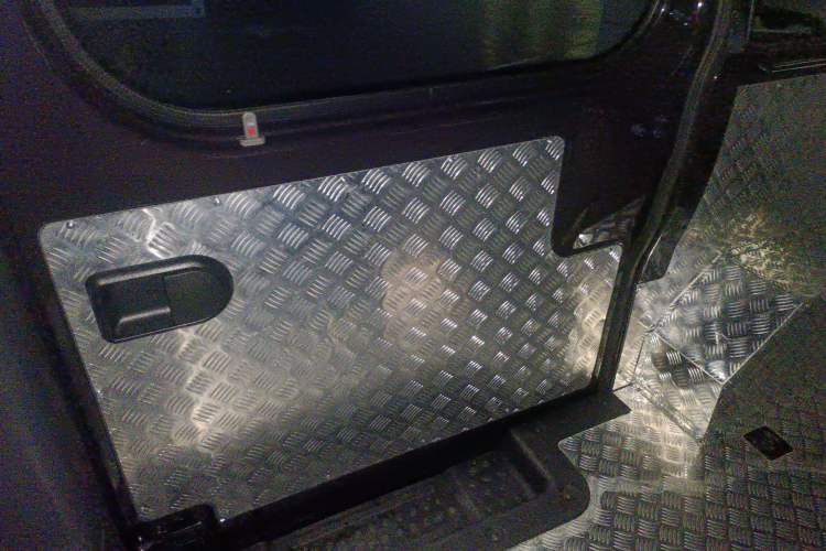 Used Dongfeng Yufeng Yufeng 2023 V9+ 2.0T Automatic Front-Wheel-Drive Short Wheelbase Mid-Roof Design—5/6-Seater
