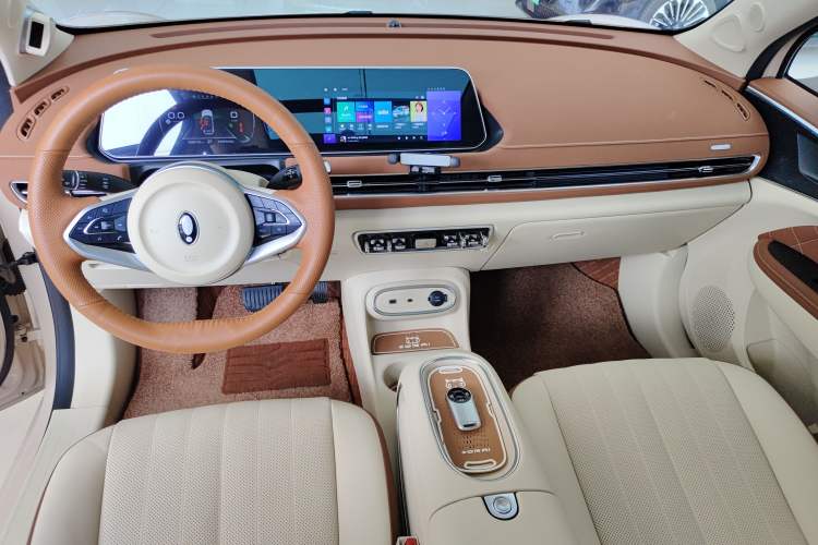 Used ORA Good Cat 2023 401 km Standard Range Premium Trim Ternary Lithium Center Console