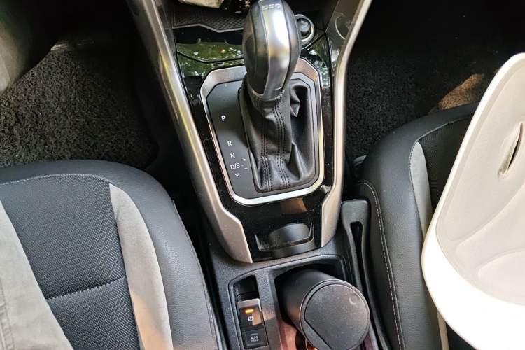 Used Volkswagen T-ROC 2018 230TSI DSG Two-Wheel Drive Advanced Version China V Standard Gear Lever