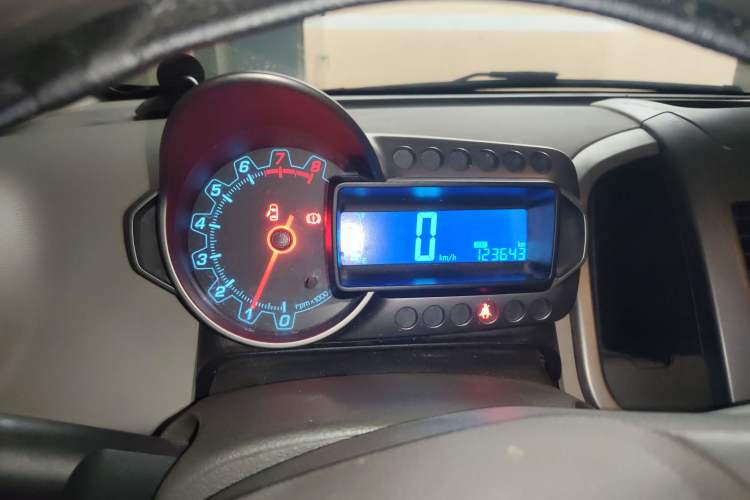 Used Chevrolet Aveo Sonic 2014 Sedan 1.4 SL MT Comfort Edition
