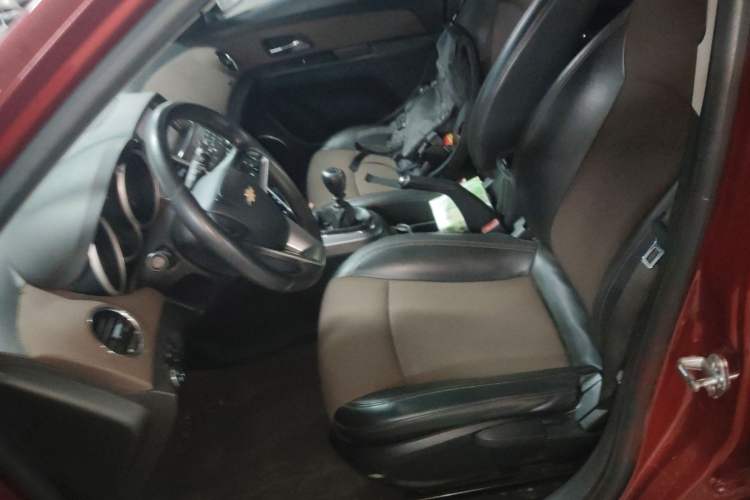 Used Chevrolet Cruze 2013 Hatchback 1.6L Manual Luxury Model Left Front Seat