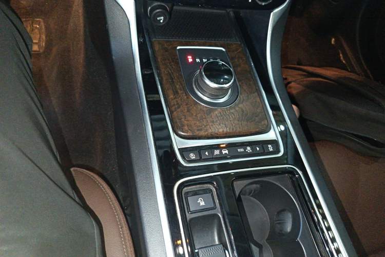 Used Jaguar XFL 2018 XFL 2.0T 250 PS Luxury Edition Gear Lever