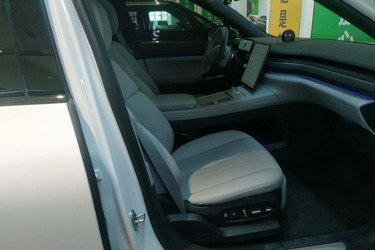 Used Nio ES8 2024 75 kWh Right Front Seat