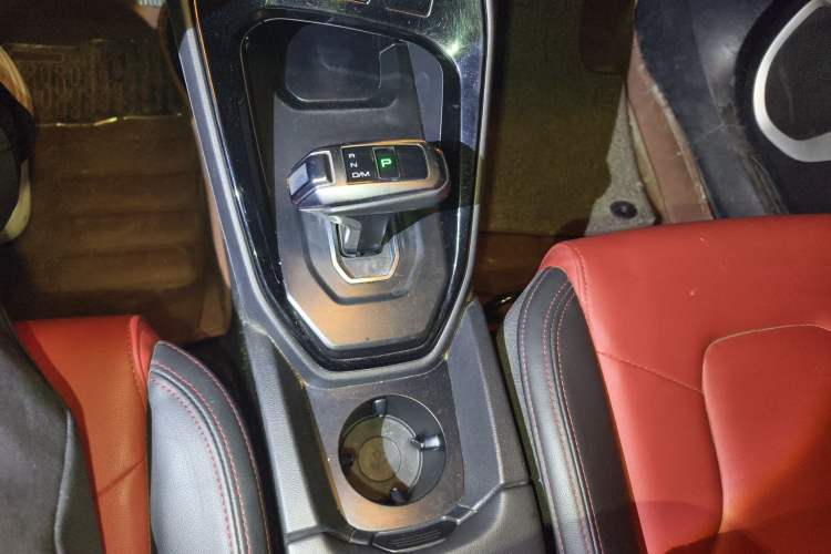 Used Haval H2s 2017 Red-Label 1.5T Dual-Clutch Elite Model Gear Lever