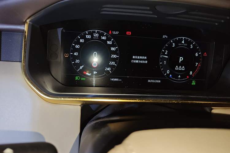 Used Land Rover Range 2020 3.0 L6 Long-Wheelbase Legacy Odometer Close Up