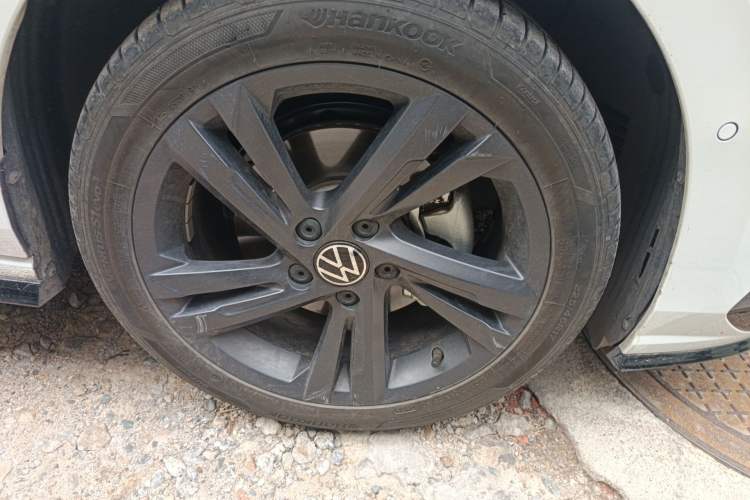 Used Volkswagen Golf 2023 Facelift 280TSI DSG R-Line Lite Right Front Wheel Hub