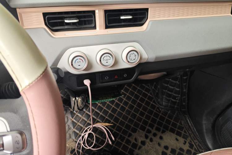 Used Chery QQ Ice Cream 2022 170km Sundae Phosphate Lithium-Ion Audio And AC Panel