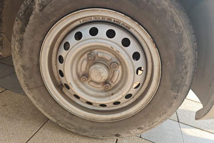 Used Wuling Hongguang V 2019 1.5L Standard Version China VI LAR Right Front Wheel Hub