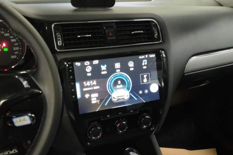 Used Volkswagen Sagitar 2015 1.6L Automatic Comfort Model Audio And AC Panel