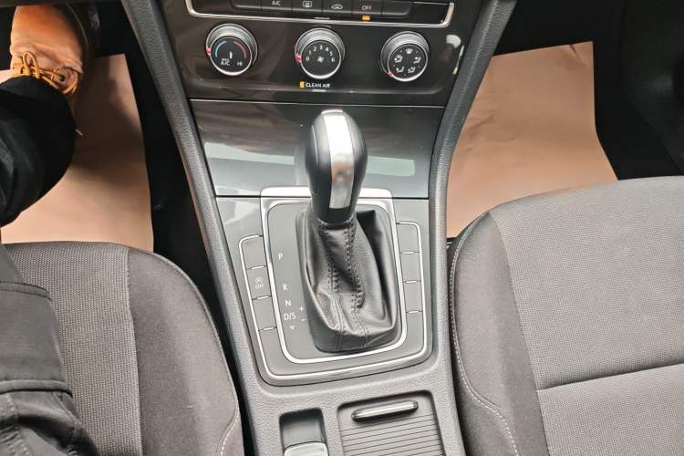 Used Volkswagen Golf 2019 200TSI DSG Comfort & Ambition Edition China VI Standard Gear Lever