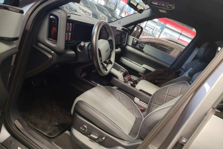 Used Formula Leopard 5 2023 Navigator Edition Left Front Seat